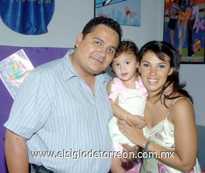 08102006 
Donaldo Ramos y Pilar Lavín festejaron a su hija Ana Paola Ramos Lavín.