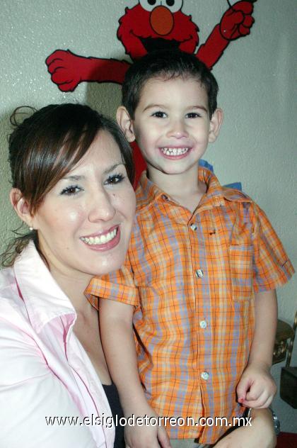 08102006 
El pequeño Alejandro Silveyra Goray cumplió tres años de vida y su mamá, Belem Silveyra lo festejó.
