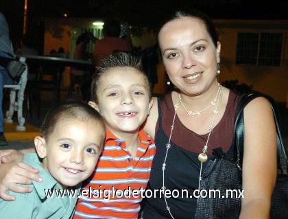 08102006 
Guadalupe de Acevedo, Ramiro Salvatori y Carlos Sanabria.