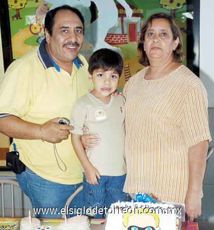 08102006 
Keneth Efrén Reyes Rubio festejó su cuarto cumpleaaños con una merienda.