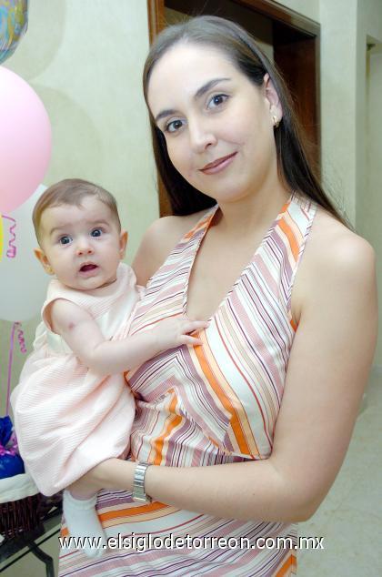 08102006 
Mariana de Batarse con su hija Mariani Batarse Dueñes.