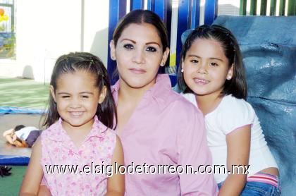 08102006 
Mary José y Mary Fer junto a su mamá Yadira.