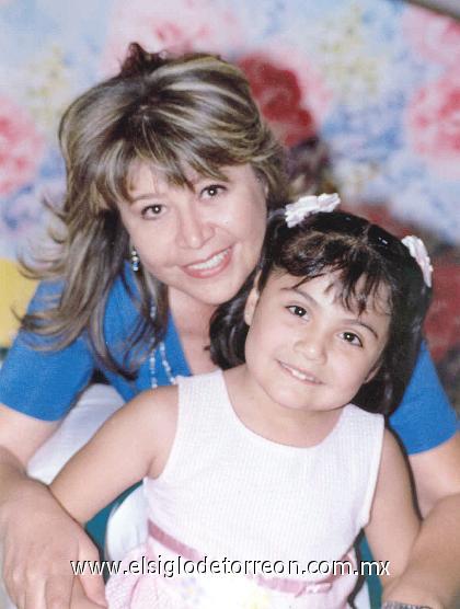 08102006 
Mónica Miranda de Jiménez con su hija Sofía Jiménez Miranda.