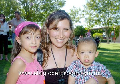 08102006 
Mónica Pereyra de Pérez junto a sus hijos César y Marifer.