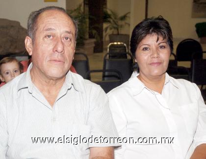 08102006 
Guadalupe Dueñas y Mario Ríos.