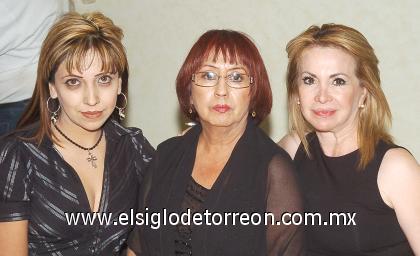 08102006 
Kuki Soto, Carola Hernández y Gabriela de Dacarett.