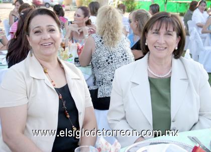 08102006 
Licha Rosell de Castrillón y Pilar Necochea de López A.