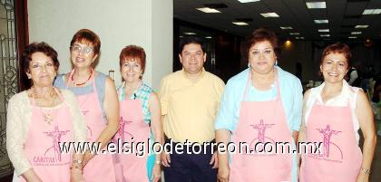 08102006 
Paquita, Bety, Lety Alatorre, Carmelita Herrera y Rosario Ávila, damas del gurpo de Cáritas de San Pedro Apóstol.
