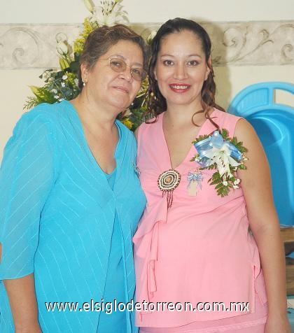 08102006 
Eldih Anayancy López de Salazar acompañada por su mamá, Claudia Georgina Escobedo Chavero.
