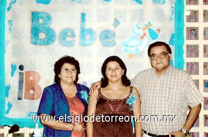 08102006 
Isis del Rosario González de Rentería, en compañía de sus papás, María del Rosario y Efraín González, quienes le organizaron una fiesta de canastilla.