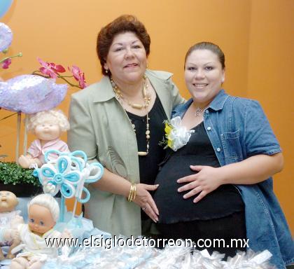 08102006 
Laura Martínez de Hernández con sus hija Ana Laura.