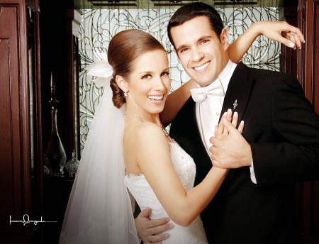 Sr. Íñigo Belausteguigoitia Giacomán y Srita. Alejandra Larrinaga Grageda contrajeron matrimonio el pasado 23 de septiembre en la parroquia Los Ángeles.



Estudio: Laura Grageda