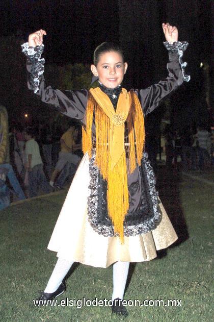 11102006
Ivette Rodríguez, luciendo un típico traje de española.