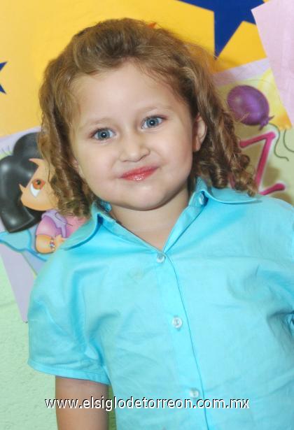 11102006
Georgina Santoveña Galván cumplió tres años de vida y los celebró con una divertida piñata.
