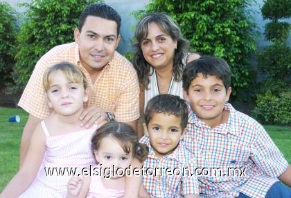 11102006
Emilio Amarante Portilla con sus papás Daniel Amarante y Canela Portilla de Amarante y sus hermanitos Isabel, Sofía y Daniel.