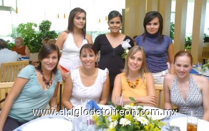 11102006
Norma Duarte de Lavín, en su fiesta de canastilla acompañada por Lily y Karina Duarte, Ana Tumoine de Kientzler, Chela Ortiz de Díaz Ceballos, Berenice Orduña de Herrera y Maribel Segura de González.