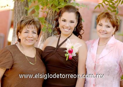 13102006 
Mónica Maqueda junto a su mamá, Martha Alicia García de Maqueda y su futura suegra, Magdalena Ortiz.