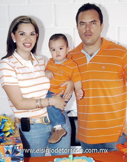 13102006 
El pequeño Alfonso Rodríguez fue festejado por sus papás, Karime y Alfonso Rodríguez.