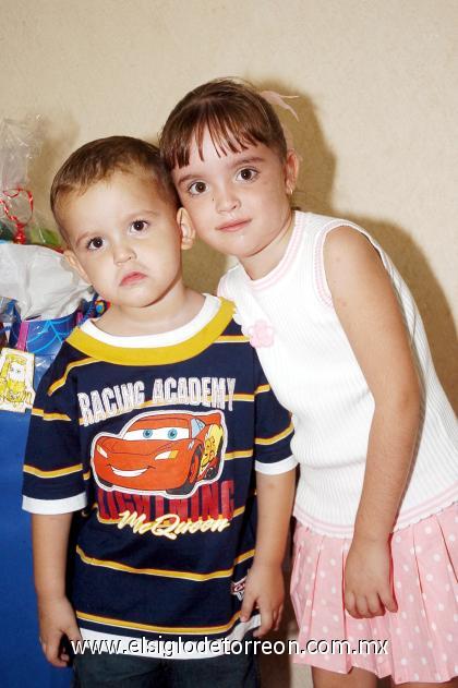 13102006 
Tomás Alvarado junto a su hermanita Samantha, el día que celebró su cumpleaños.