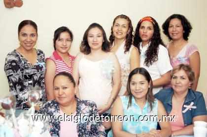 13102006 
Karla junto a las invitadas a su fiesta de canastilla.