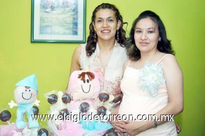 13102006 
La festejada, Karla Ríos de Hernández junto a su cuñada Virginia Hernández.