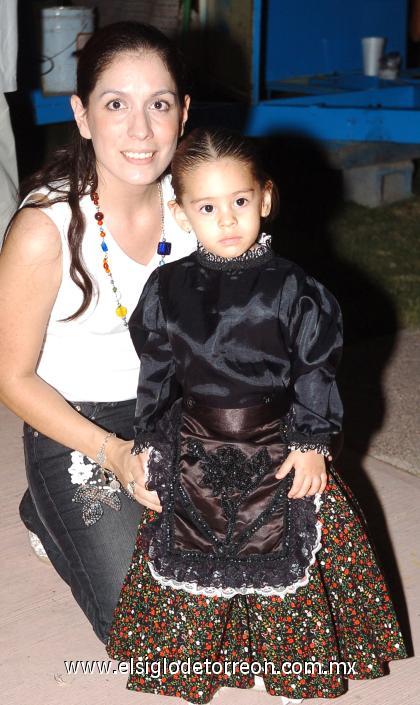 12102006
Lorena Paredes de Barrera y Angélica Barrera Paredes.
