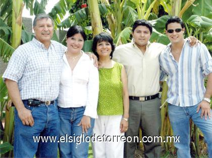 10102006
Juventino Carrillo Flores y Martha Estela Berna de Carrillo, y sus hijos Marco Alejandro, Cynthia Estela y Óscar David Carrillo Berna en pasada reunión.