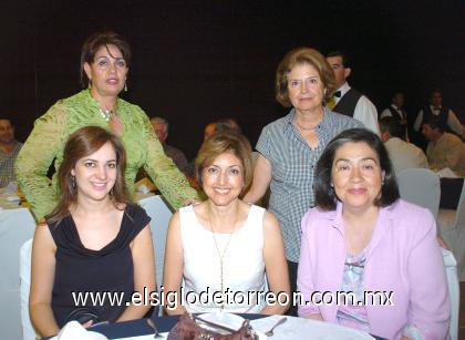 10102006
Olga de J., Marisa de Ibarra, Martha de Ávalos, Rocío de Alba y Leticia de Abusaid, en la fiesta de Calcuta del Torneo Anual de Golf del Campestre Torreón.