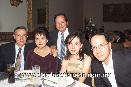 10102006
Olga Leticia de Trujillo, Roberto Trujillo, Lety, Roberto y Omar Trujillo.