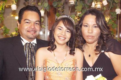 12102006
Alejandra Morones López, con sus papás