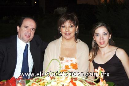 12102006
Bernardo Fernández, Maricruz Fernández y Jésica Flores.