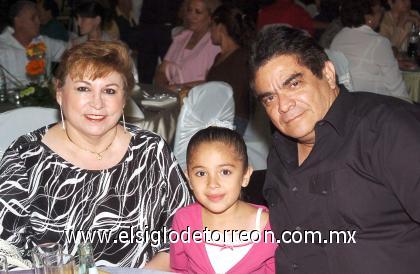 12102006
Carmen de Hernández, Daniela Hernández y Pascual Hernández.