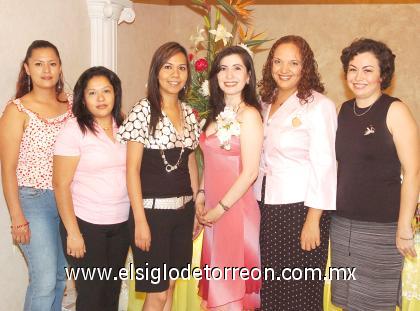 12102006
Érika Irlanda Mora acompañada por un grupo de invitadas, en la despedida de soltera que le ofrecieron por su cercano matrimonio con Arturo Ornelas Arenas.
