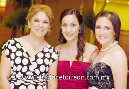 12102006
Paty Reyes Ramírez al lado de su suegra, María Luisa Martínez de Olivares y su cuñada, Marisol Olivares.