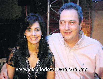 12102006
Carmen San Miguel de Bujdud y Jorge Bujdud, en reciente acontecimiento.