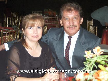 12102006
Patricia Hernández de Flores y Rafael Flores.