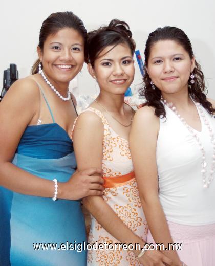 15102006 
Alixon Edith Chávez junto a sus hermanas, Lizbeth y Nereyda.