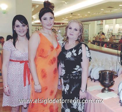 15102006 
Cecilia Villarreal Torre junto su cuñada, Gabriela Escudero y su suegra, María Elena Rendón.