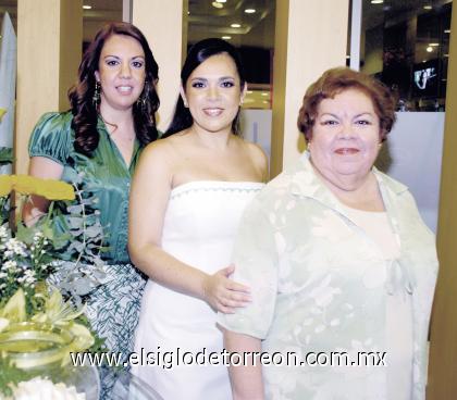 15102006 
La feliz novia al lado de su hermana, Claudia Cecilia Cabral Flores y su mamá,Irma Flores.