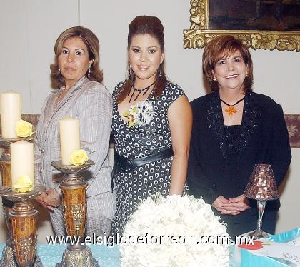 15102006 
Lourdes de Bárcena y Rocío de Chapa, anfitrionas de la despedida de soltera de María Lourdes Bárcena.