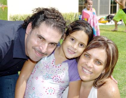 15102006 
Alexia González Urrea acompañada por sus papás, Javier y Laura.