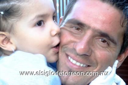 15102006 
La pequeña Melanie con su papá el jugador del Tecos del Guadalajara, Pablo Arturo Metlich.