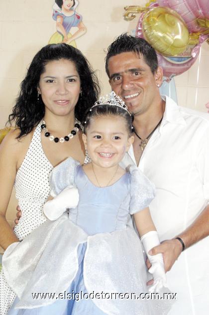 15102006 
Melanie Faridy Metlich Molina con sus papás, Pablo Arturo Metlich Ruiz y Elodia Molina.