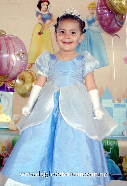 15102006 
Melanie Faridy personificó a una linda princesa.