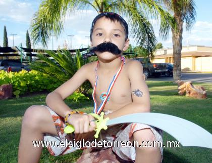 14102006 
 Carlos  Israel González Safa festejó su cumpleaños como un 'Pirata del Caribe'