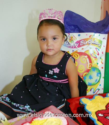14102006 
La pequeña Luciana Estrada Negret captada el día de su tercer cumpleaños