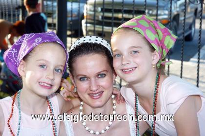 14102006


Rocío Rodríguez de Dugay con sus niñas Mary Sofi y Bárbara
