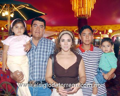 15102006 
Diana Montoya, Víctor Rodríguez, Víctor, Viridiana y Emilio.