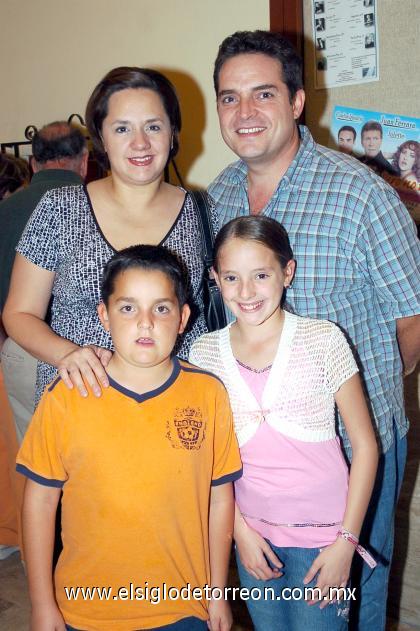 15102006 
Ignacio Aguirre, Susana de Aguirre, Iñaki y Renata Aguirre.