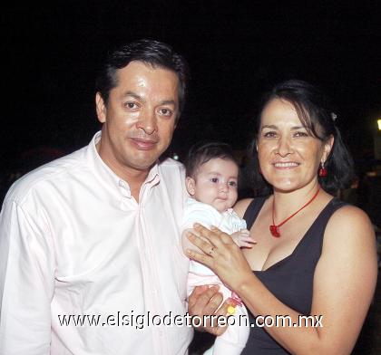 15102006 
Joel de Santiago y Julia Meléndez de De Santiago con su bebé Julia.